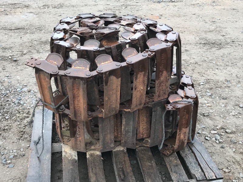 lot 2 image: Set of (2) Steel Bobcat Tracks