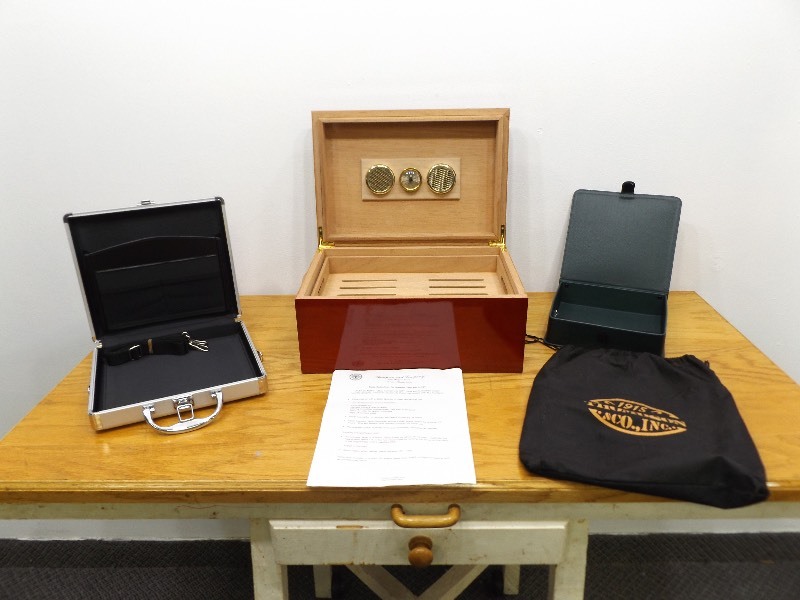 lot 11 image: 3 NEW Thomson Humidors