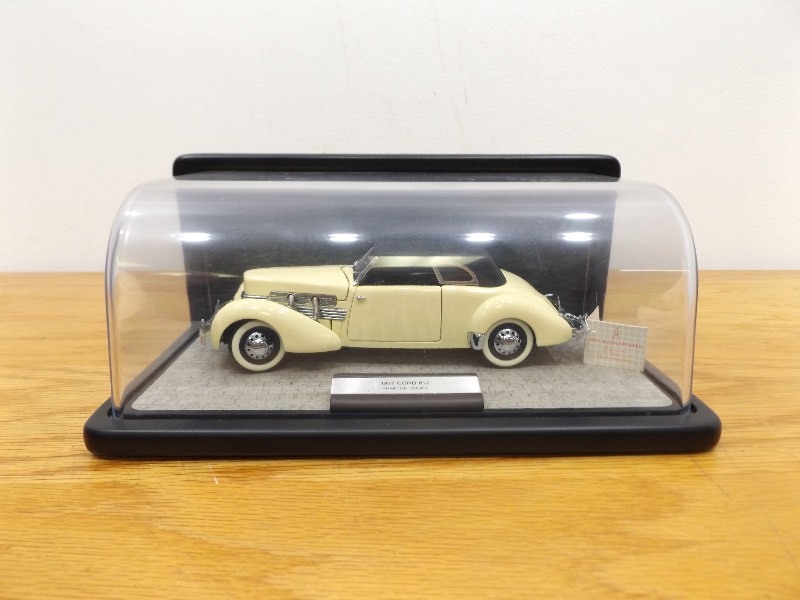 lot 13 image: 124 Franklin Mint 1937 Cord 812 Phaeton Coupe