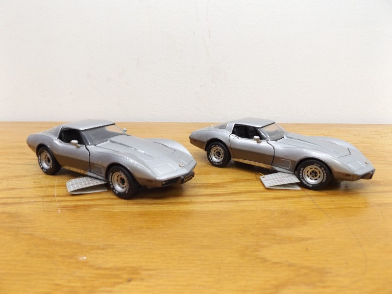 lot 21 image: 2 Franklin Mint 1978 Corvettes 124