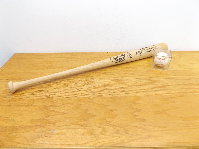 lot 39 image: Hand Signed Autograph Terry Steinbach Louisville Slugger and Rawlings Baseball
