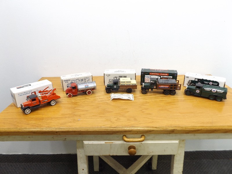 lot 46 image: Lot of 5 Ertl. etc Die Cast Coin Banks With Boxes
