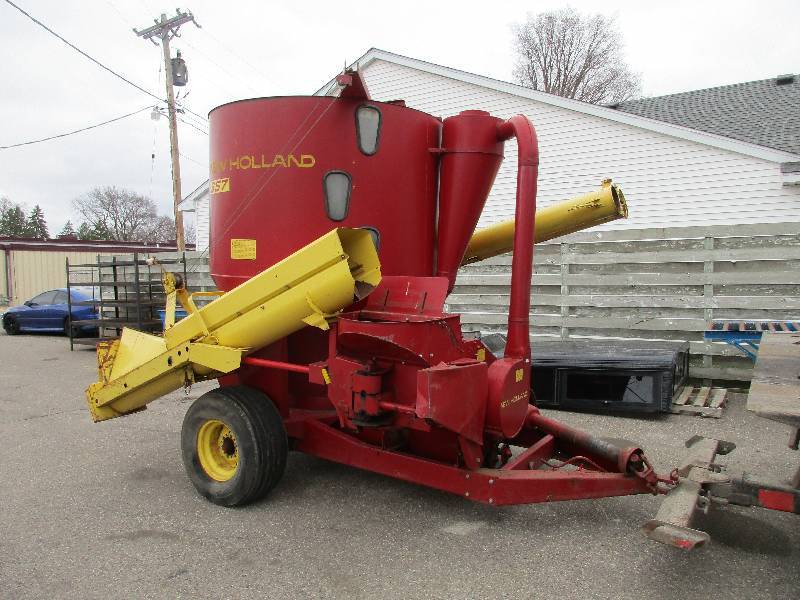 New Holland 357 mixer mill with 5 extra screens - in great shape