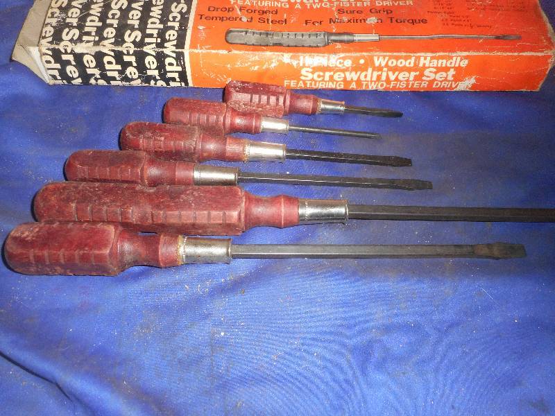 lot 1 image: 6 FORGED STEEL WOOD HANDLED SCREW DRIVERS
