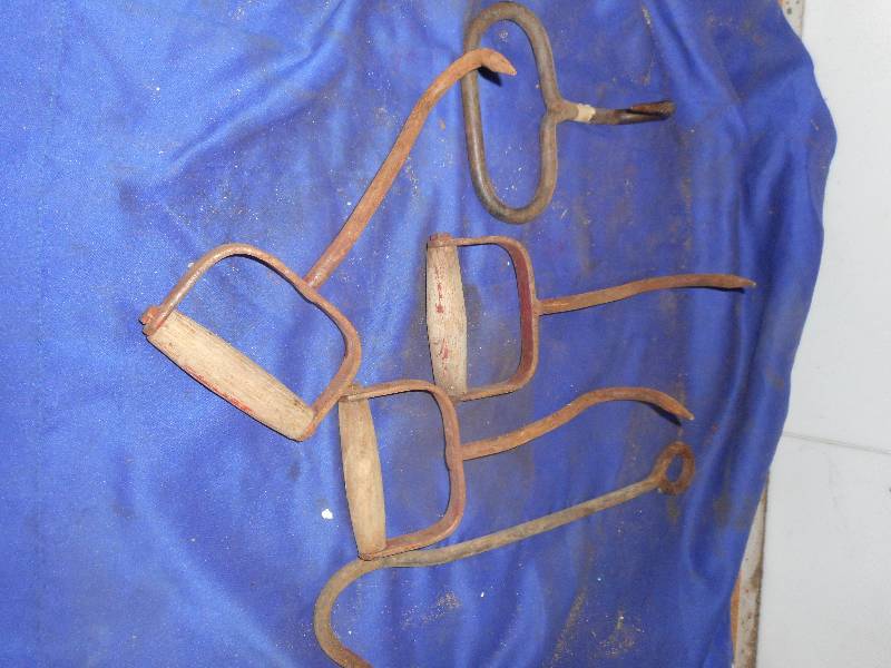 lot 2 image: 5 VINTAGE BALE HOOKS