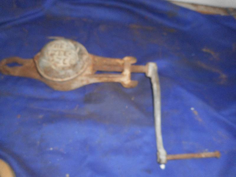 lot 4 image: IRON ANTIQUE FRE EZE ZEE ICREAM MAKER TOP