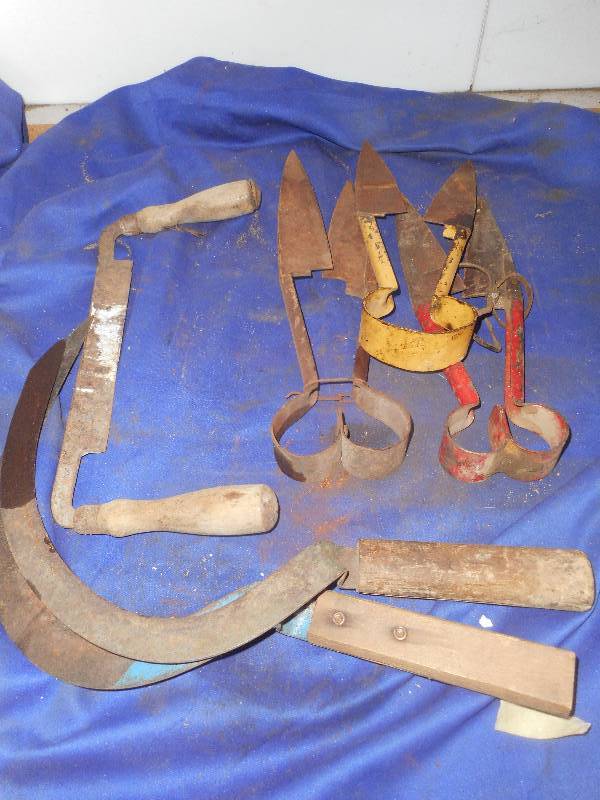 lot 14 image: 6 ANTIQUE CUTTING TOOLS