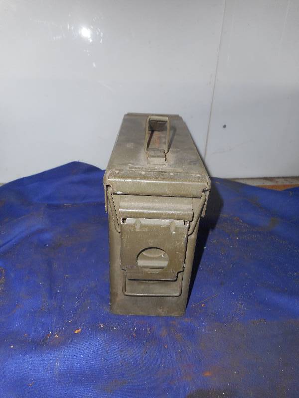 lot 25 image: SMALL METAL AMMO BOX