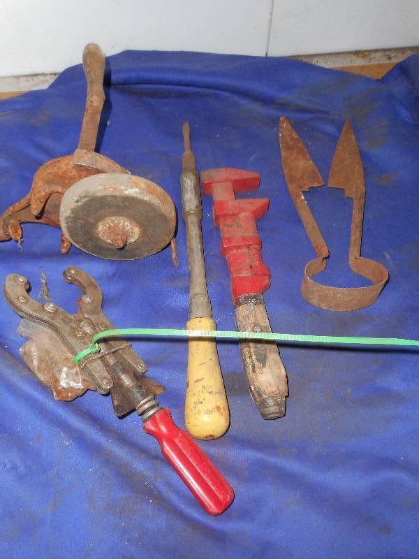 lot 32 image: VINTAGE HAND TOOLS