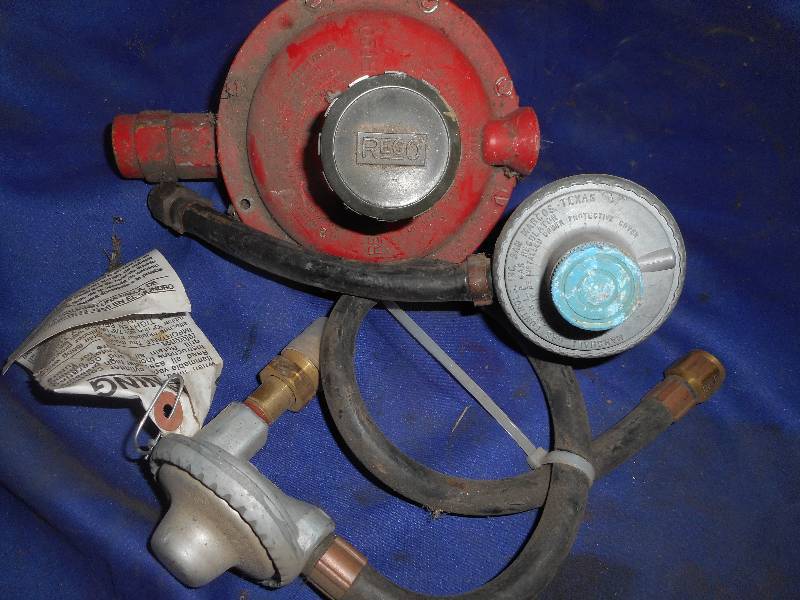 lot 33 image: 3 gas regulators