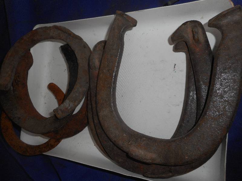 lot 43 image: VINTAGE AND ANTIQUE HORSE SHOES