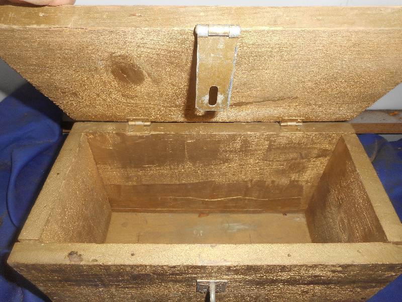 lot 61 image: VINTAGE WOODEN AMMO BOX