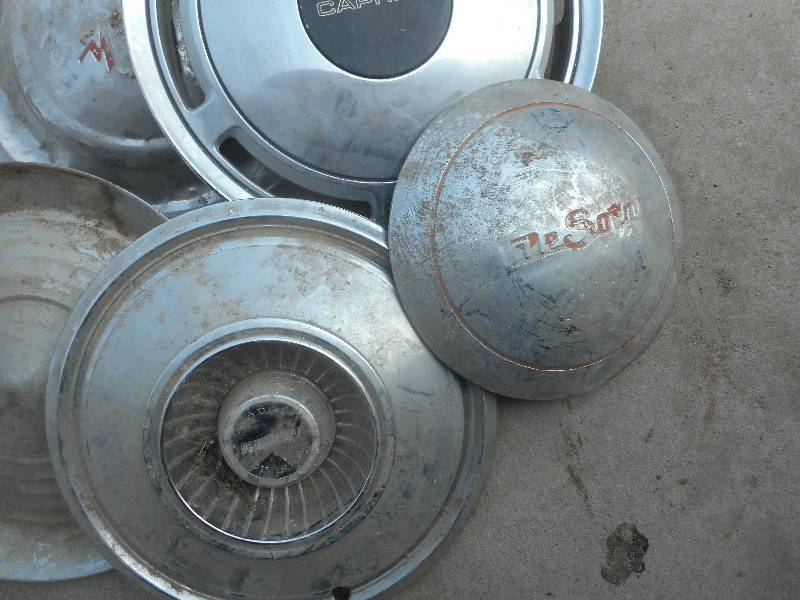 lot 85 image: VINTAGE HUBCAPS