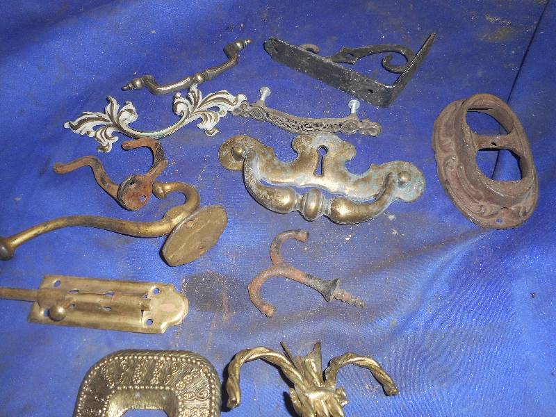 lot 86 image: VINTAGE METAL WARE