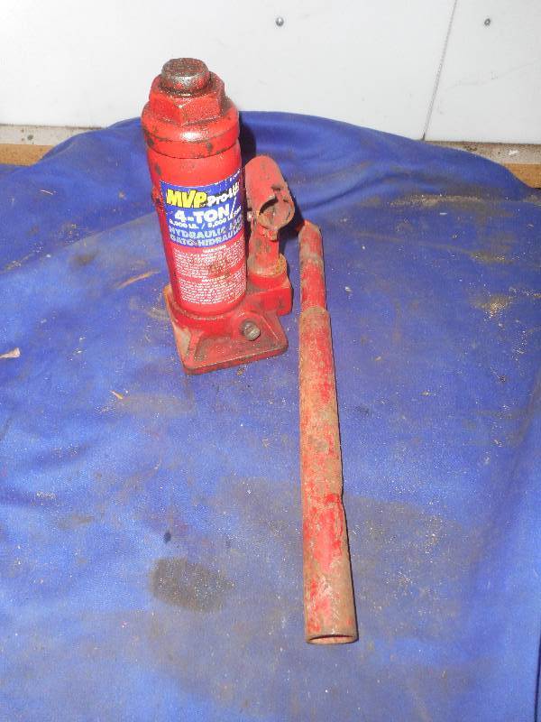lot 98 image: 4 TON FLOOR JACK