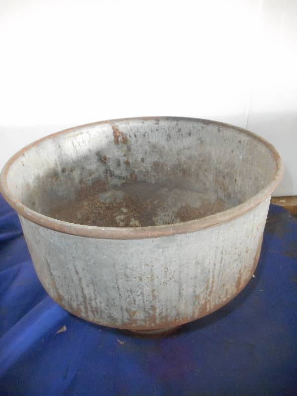 lot 102 image: ANTIQUE TOP TO A CREAM SEPARATER