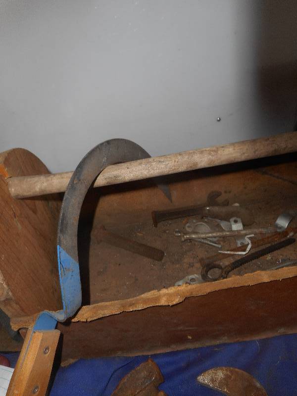 lot 109 image: VINTAGE WOODEN TOOL TOTE AND TOOLS