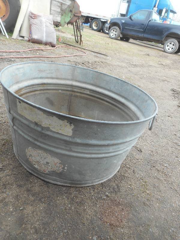 lot 110 image: ROUND METAL WASH TUB