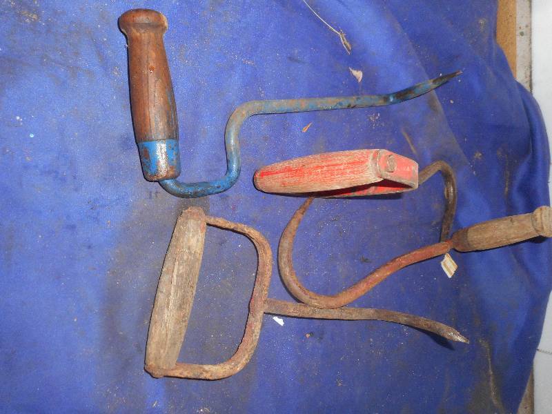 lot 114 image: 4 VINTAGE BALE HOOKS