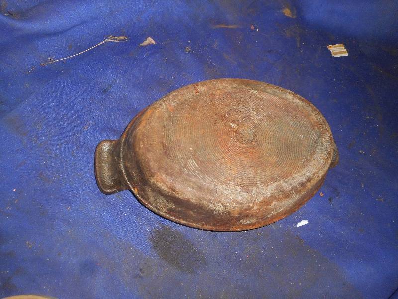 lot 115 image: ANTIQUE CAST IRON OVAL PAN