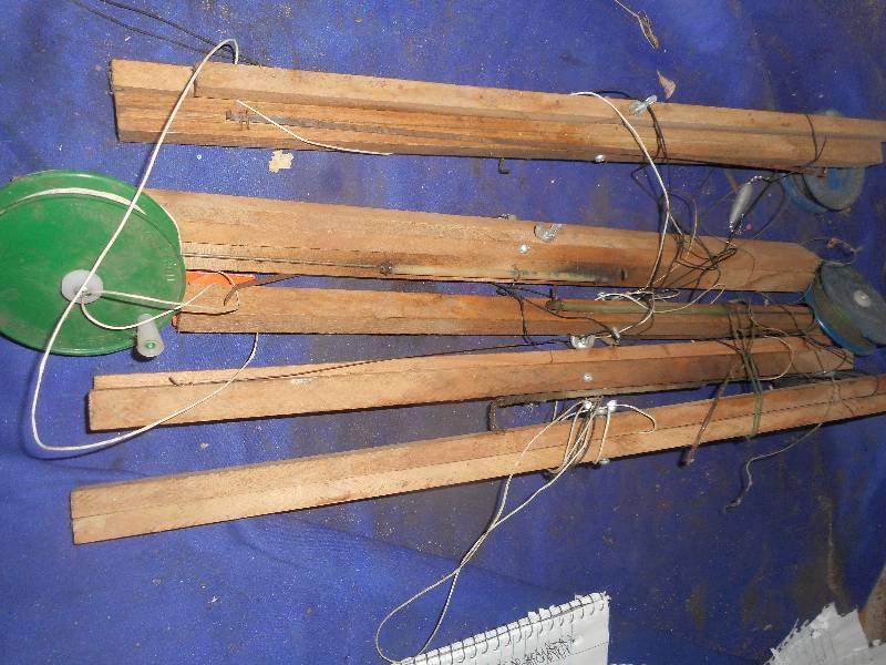 lot 116 image: 5 VINTAGE WOODEN ICE FISHING RODS