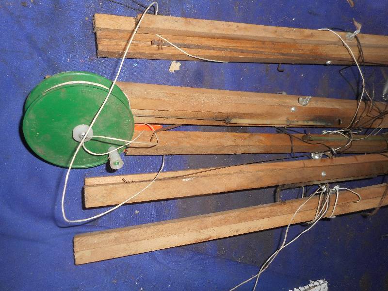 5 VINTAGE WOODEN ICE FISHING RODS VINTAGE , ANTIQUE , TOOLS, CAST