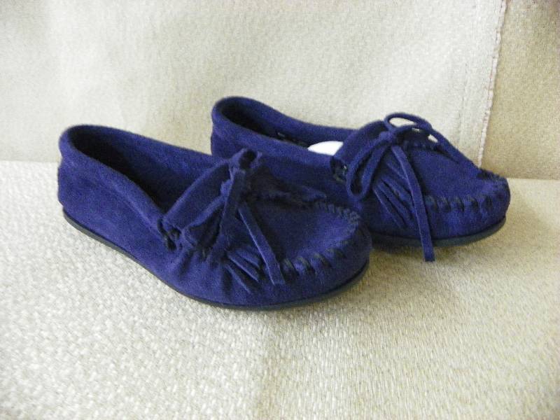 lot 561 image: Minnetonka Womens Kilty Hards Navy 6