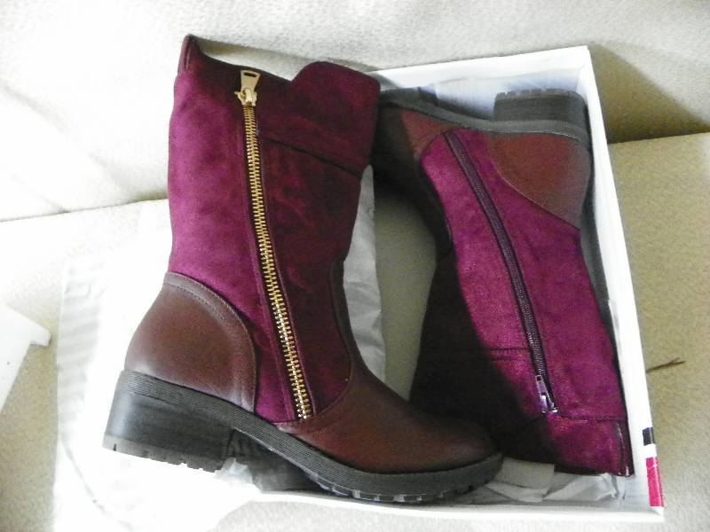 lot 587 image: GC Shoes WM Isabella Boot SZ 9.5, MSRP $84.99