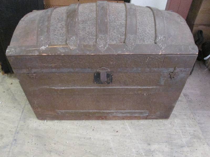 lot 159 image: Vintage Trunk...