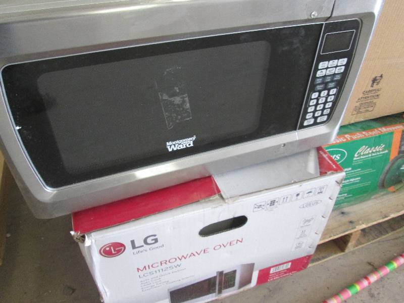 lot 178 image: Montgomery Ward 1000 watt Microwave...