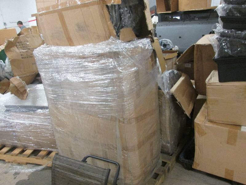 lot 196 image: Pallet of Lounger Chair Backs and a...