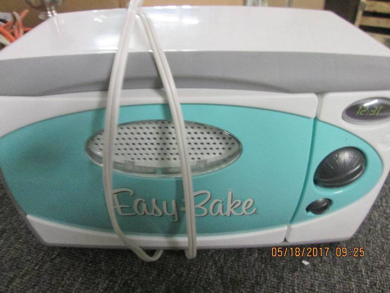 lot 18 image: easy bake oven works ...