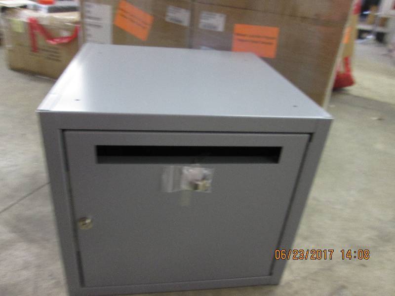 lot 139 image: Lock box with keys 20x20x18...