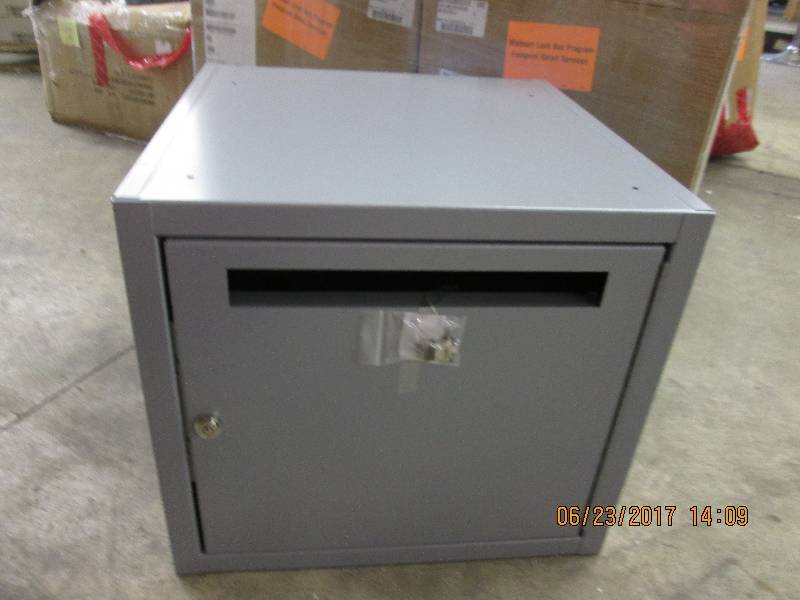 lot 140 image: Lock box with keys 20x20x18...