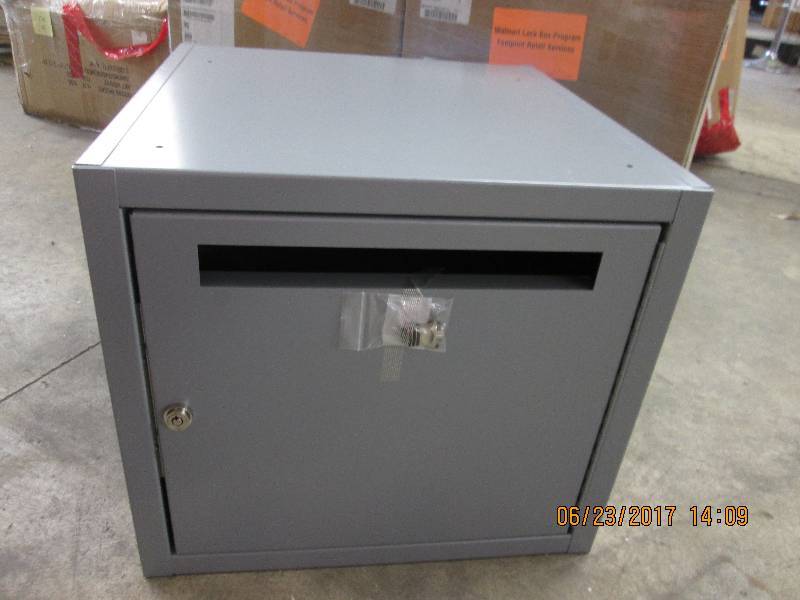 lot 141 image: Lock box with keys 20x20x18...