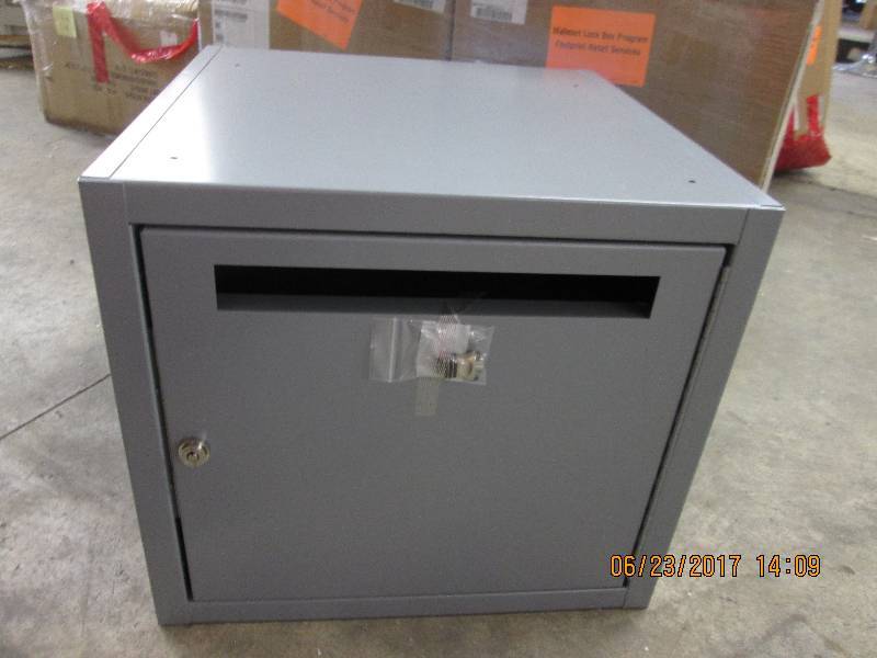 lot 142 image: Lock box with keys 20x20x18...