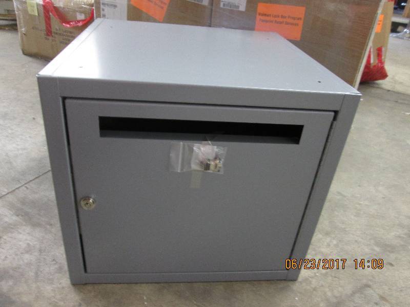lot 144 image: Lock box with keys 20x20x18...