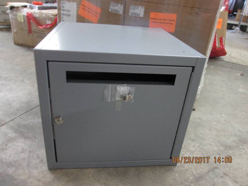 lot 146 image: Lock box with keys 20x20x18...