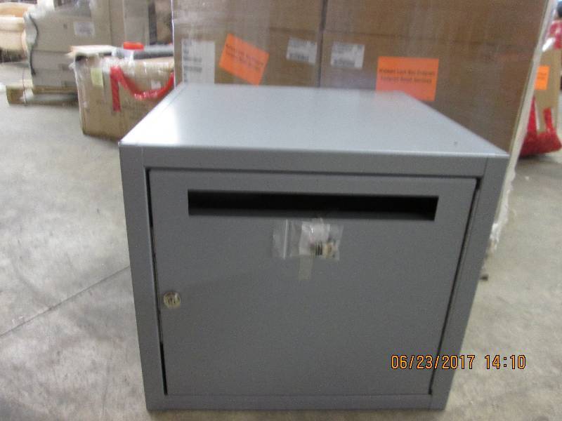 lot 147 image: Lock box with keys 20x20x18...