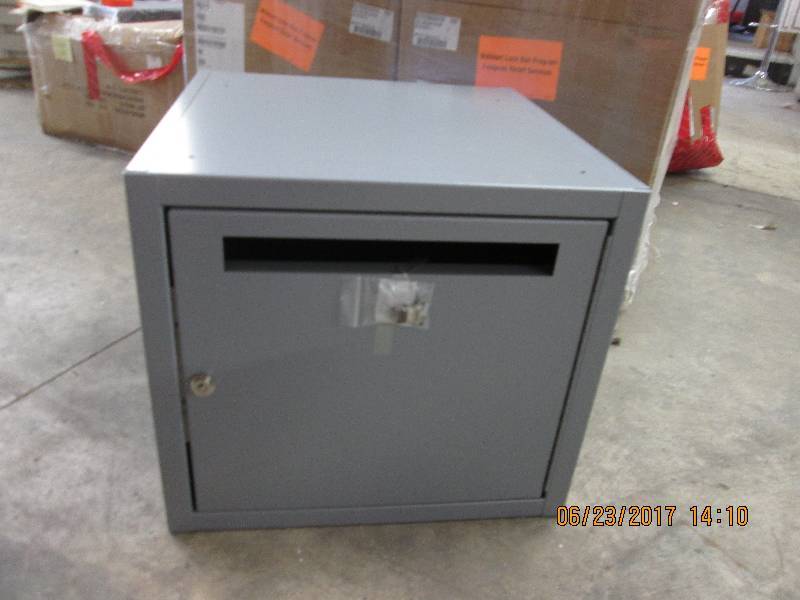 lot 148 image: Lock box with keys 20x20x18...
