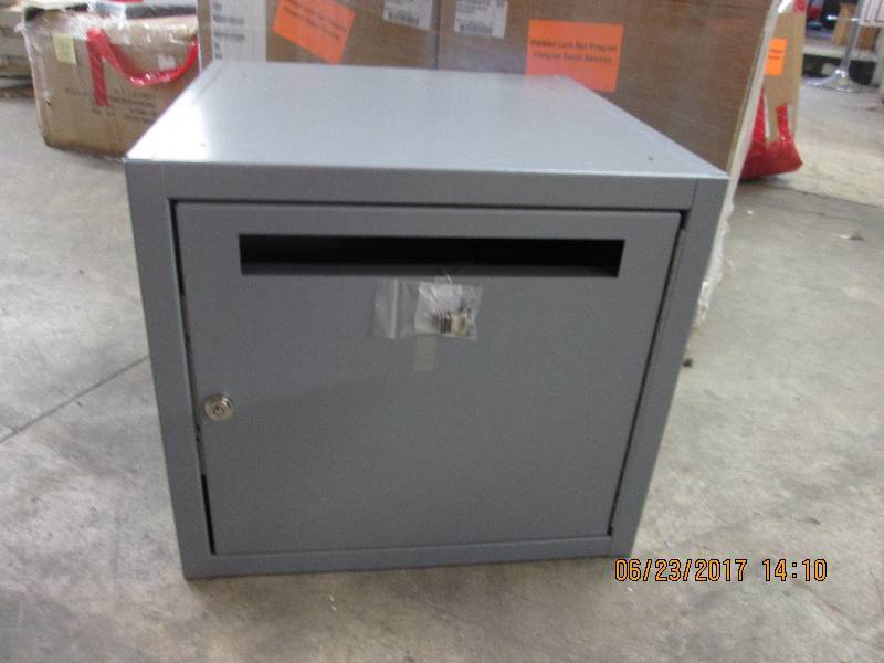 lot 151 image: Lock box with keys 20x20x18...