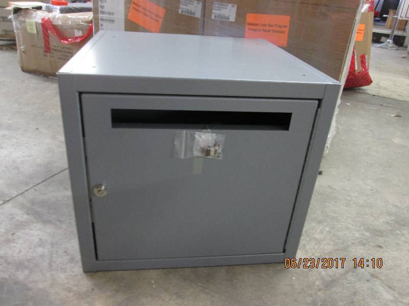 lot 152 image: Lock box with keys 20x20x18...
