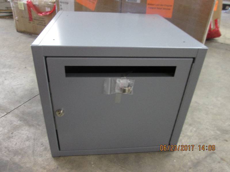 lot 143 image: Lock box with keys 20x20x18...