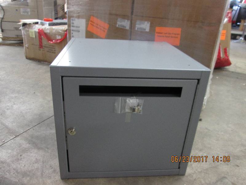 lot 145 image: Lock box with keys 20x20x18...