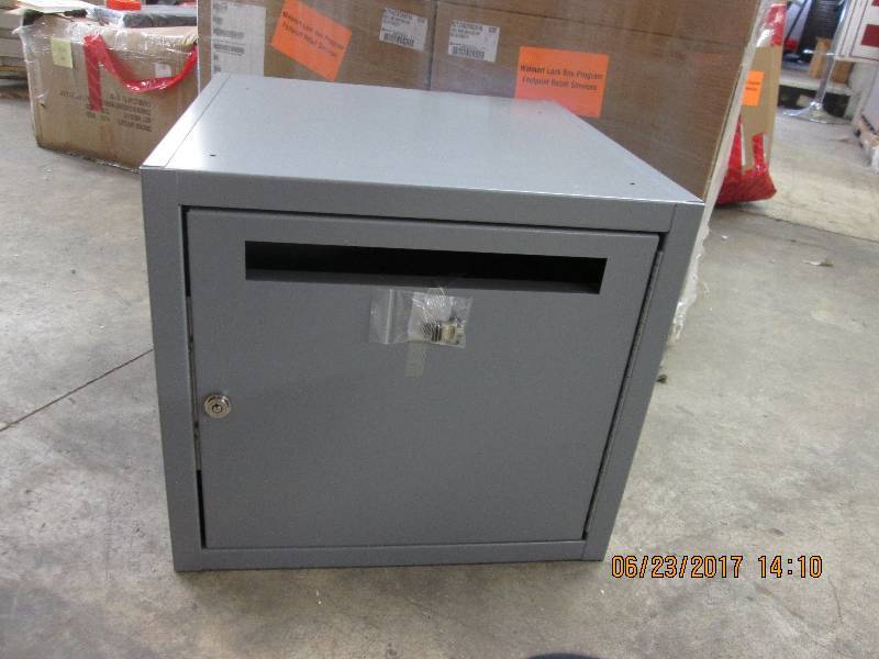 lot 149 image: Lock box with keys 20x20x18...