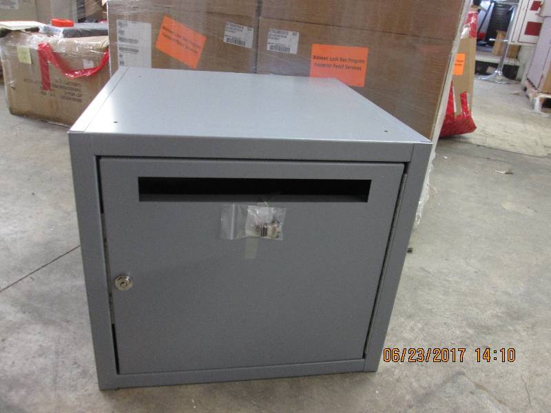 lot 150 image: Lock box with keys 20x20x18...