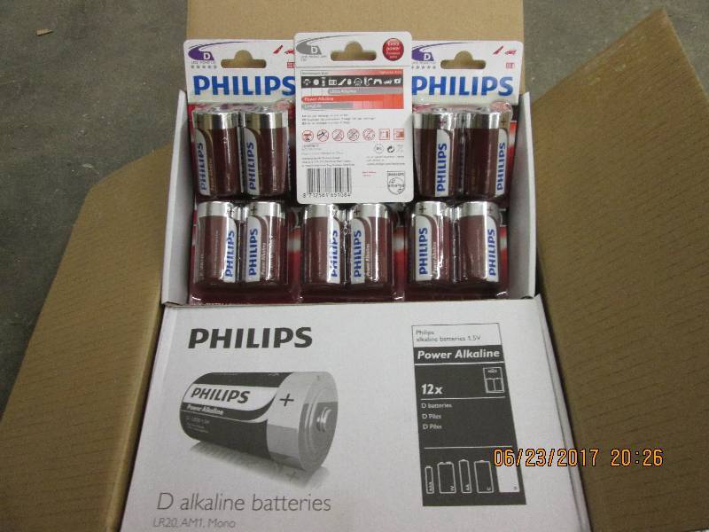 lot 218 image: 96 D size Phillips batteries, packa...
