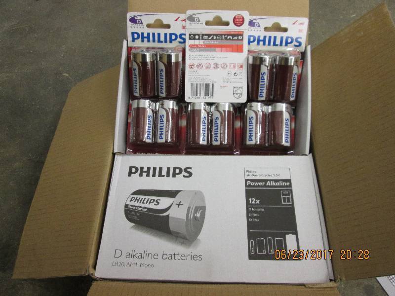 lot 232 image: 96 D size Phillips batteries, packa...
