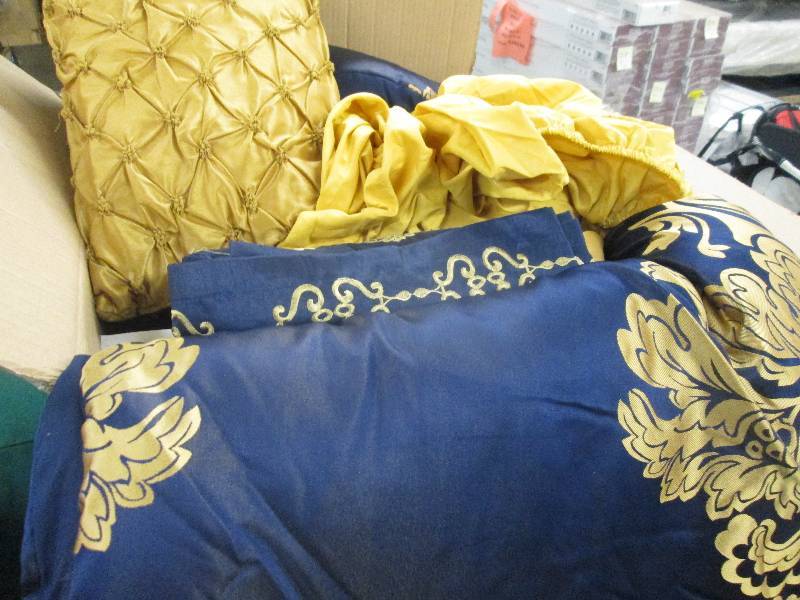 lot 114 image: Serenade 21-Piece Complete King Bed...