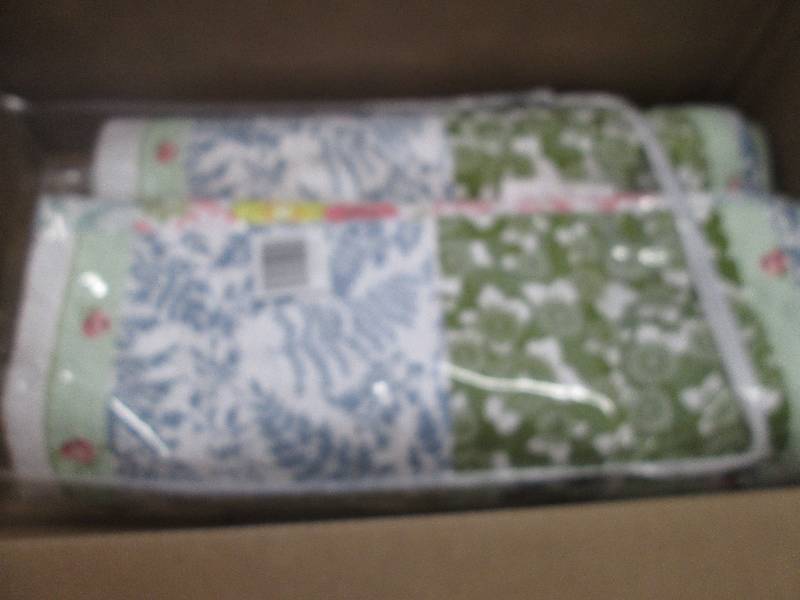 lot 139 image: Emma Oversized Quilt Twin open box ...